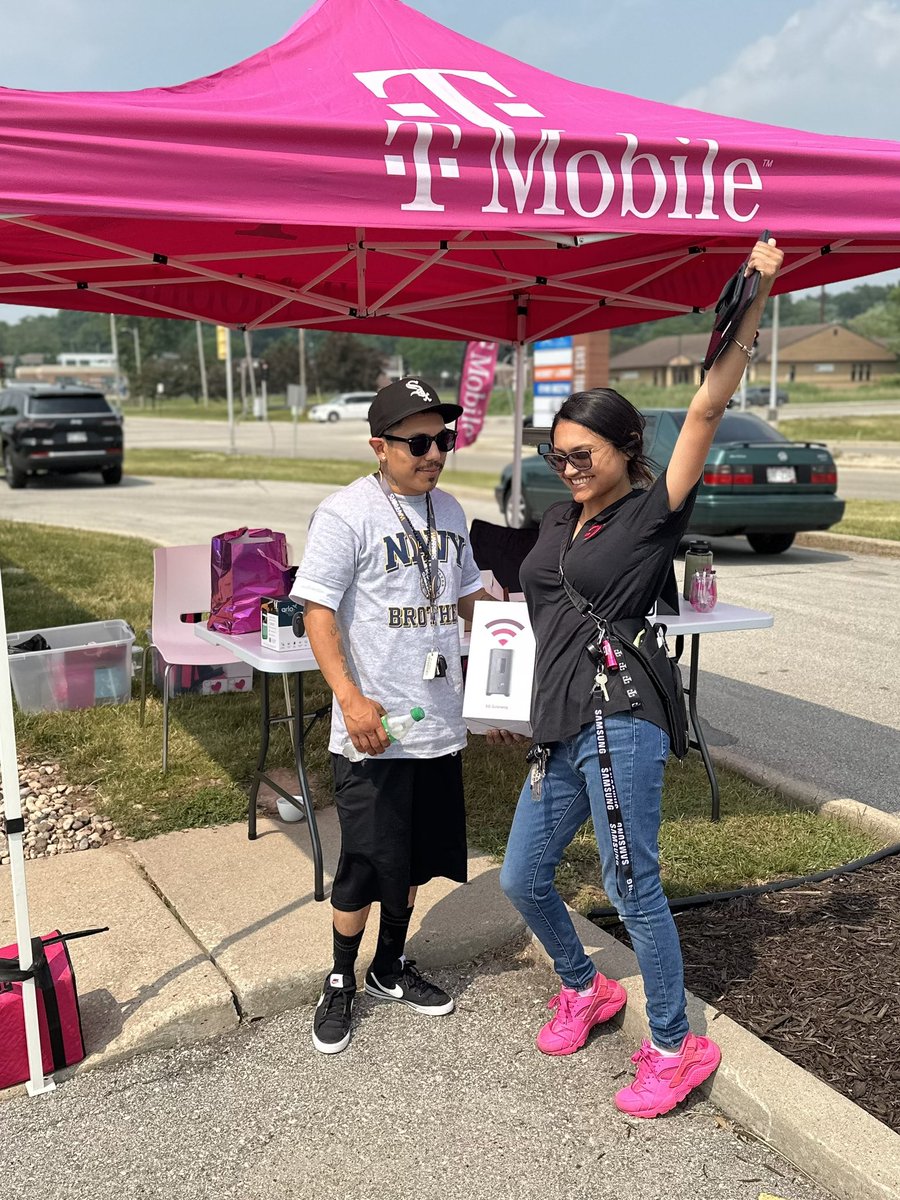 Getting himself his own internet for Father’s Day so he can game peacefully on his Special Day! 💓🛜 
Love setting our customers up for success!! 😊🥰 #tmobilehomeinternet #FathersDay2023 #tmobile #HolidayShopping @TMobile @TMobileLatino