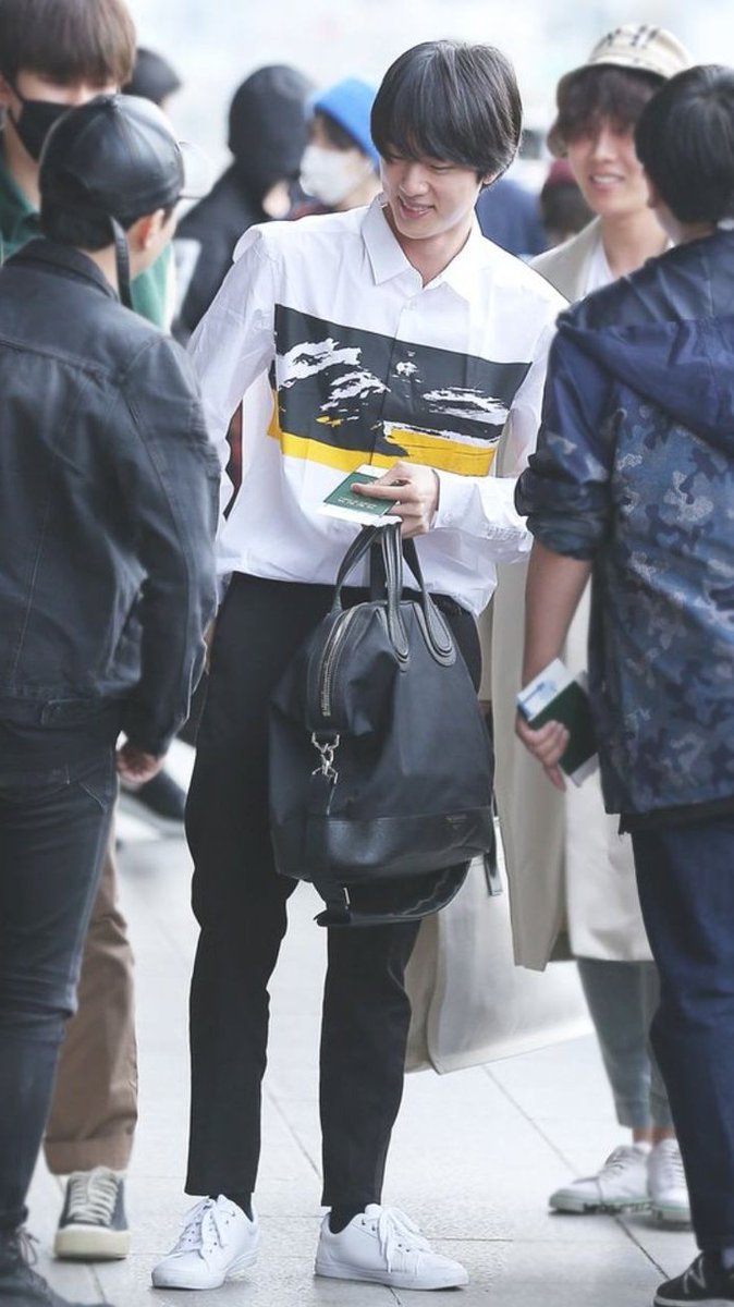 hourjinnie's tweet photo. this outfit 🔥 
#Jin https://t.co/KAbFh60oYb