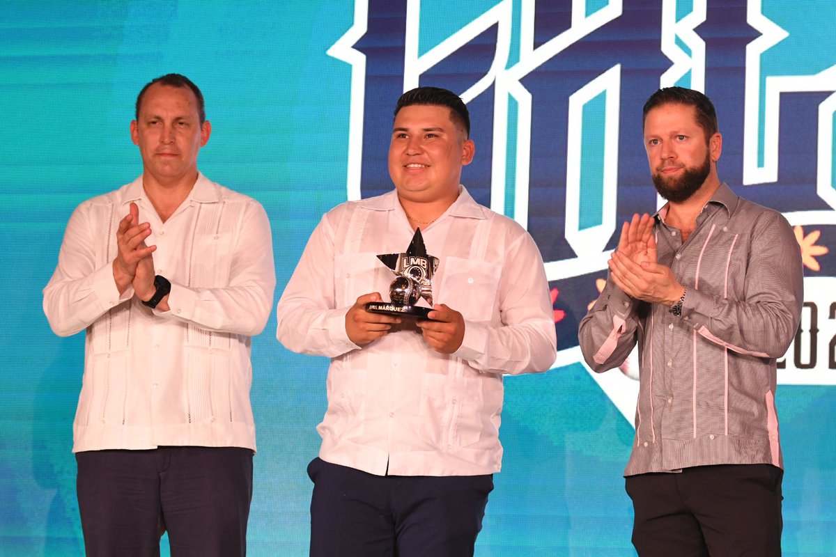 ¡El lanzador <a href="/Zurdo_marquez29/">Luis Marquez</a>, recibió el galardón como que lo acredita como Novato del año 2022 en #LMB! 👏

Dicho reconocimiento es entregada previó al Juego de Estrellas en Tabasco. 

#La𝐇VaConTodos 🍊
