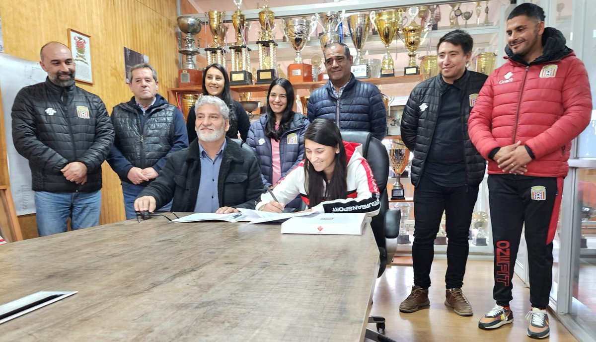 eternoscl's tweet photo. ¡Quedará en la historia!.Su 1er contrato profesional  estableció hoy @curicounidocdp con Vanessa Riquelme. La goleadora albirroja,pasa a ser la 1era jugadora profesional de la institución.Vanessa llegó a los 13 años al club. "Es un día que siempre soñé",dijo Vanessa. https://t.co/2z1IWvU9ld
