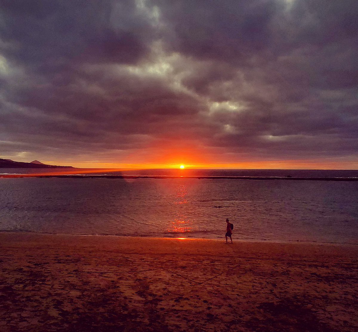 TomesAndTravel's tweet photo. Another beautiful sunset 🌇 @LasCanteras https://t.co/vUZeNKUgWx https://t.co/620W1mID0T