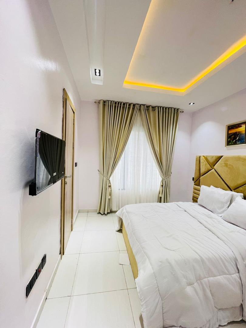 Shortlet_byburs's tweet photo. This Luxury 2 Bedroom Apartment in Ikate Lekki is available for today’s booking.

Price: 80k per night 

Comes with Swimming Pool and other amenities.

#airbnb #shortlet #propertyforsale #BattleOnBukaStreet #luxuryhomes #luxuryrealestate #vacationrental https://t.co/TzN0QTMnWS