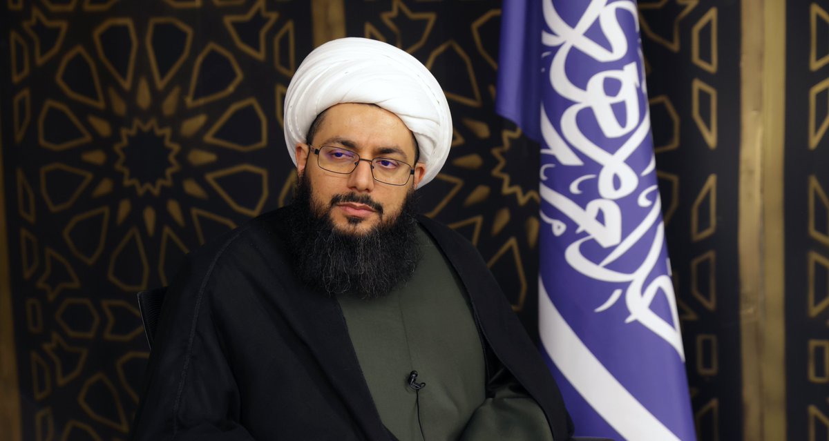 في محضر الشيخ الآن محفوفاً بالمؤمنين في الجلسة الحوارية الأسبوعية والإجابة عن أسئلتهم