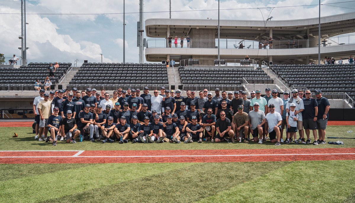 ORUBaseball's tweet photo. Past 🤝 Present

#ORUBase x #GoldenStandard https://t.co/cUJ5ycPuVd