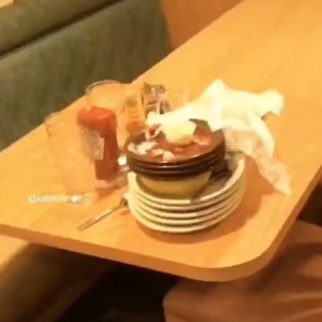 🚨 Tiktoker viraliza mostrando como adolescentes deixam a mesa do restaurante vs adultos.