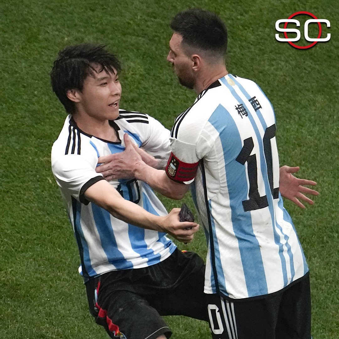 FutbolMuu's tweet photo. Lionel Messi pushed the pitch invader when he came to meet him and Cristiano Ronaldo embraced the pitch invader when he came to meet Ronaldo.

Messi being humble and Ronaldo being arrogant is the biggest myth ever.

https://t.co/amIYTsszZo