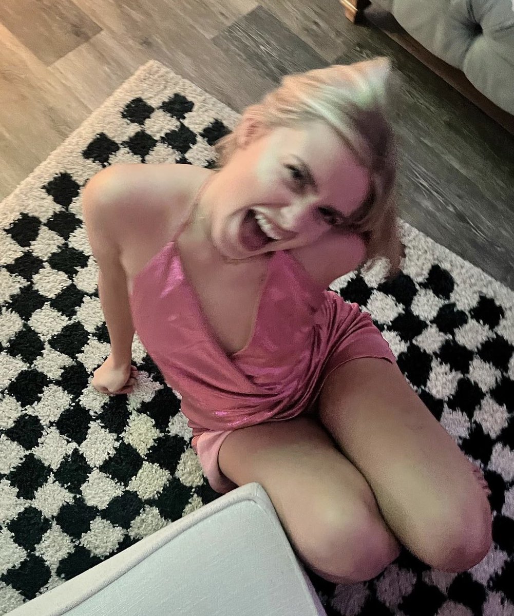 skylarrdiggory's tweet photo. dress change 💕 #yuleafterparty2023 https://t.co/MsNFUWSaLn