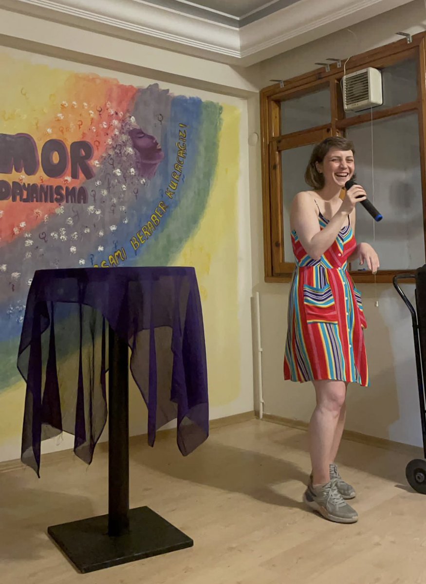 Kadınlara ve LBTI+'lara özel stand-up gecemiz türlü engellere rağmen ikinci görseldeki şekliyle gerçekleşmiştir.

Mor Mikrofon yine çok keyifliydi, gelenlerin ayağına sağlık. Yeni etkinliklerde görüşmek üzere.

#mormikrofon #standup #kadınlargecesi