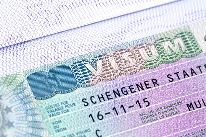 Alman makamları, Erasmus öğrencileri, memurlar ve akademisyenlerin bile iltica talep etmesi nedeniyle beyaz yakalıların vize taleplerinin geçmişe göre daha ayrıntılı incelendiğini belirtti. (DW Türkçe)