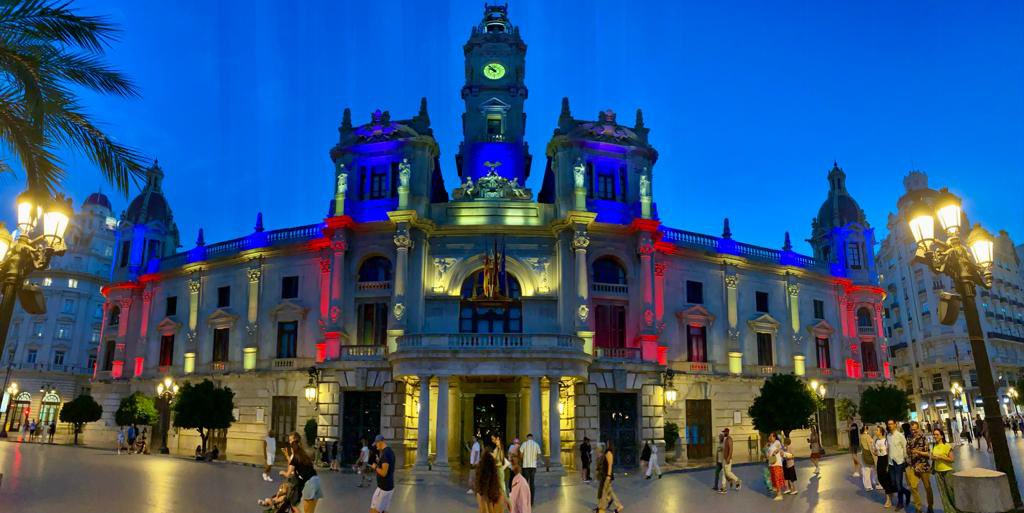 Hoy hemos iluminado el Ayuntamiento de Valencia con los colores de la Senyera, símbolo de la grandeza de una tierra líder, acogedora, ambiciosa, orgullosa y trabajadora.

Valencia por encima de todo.