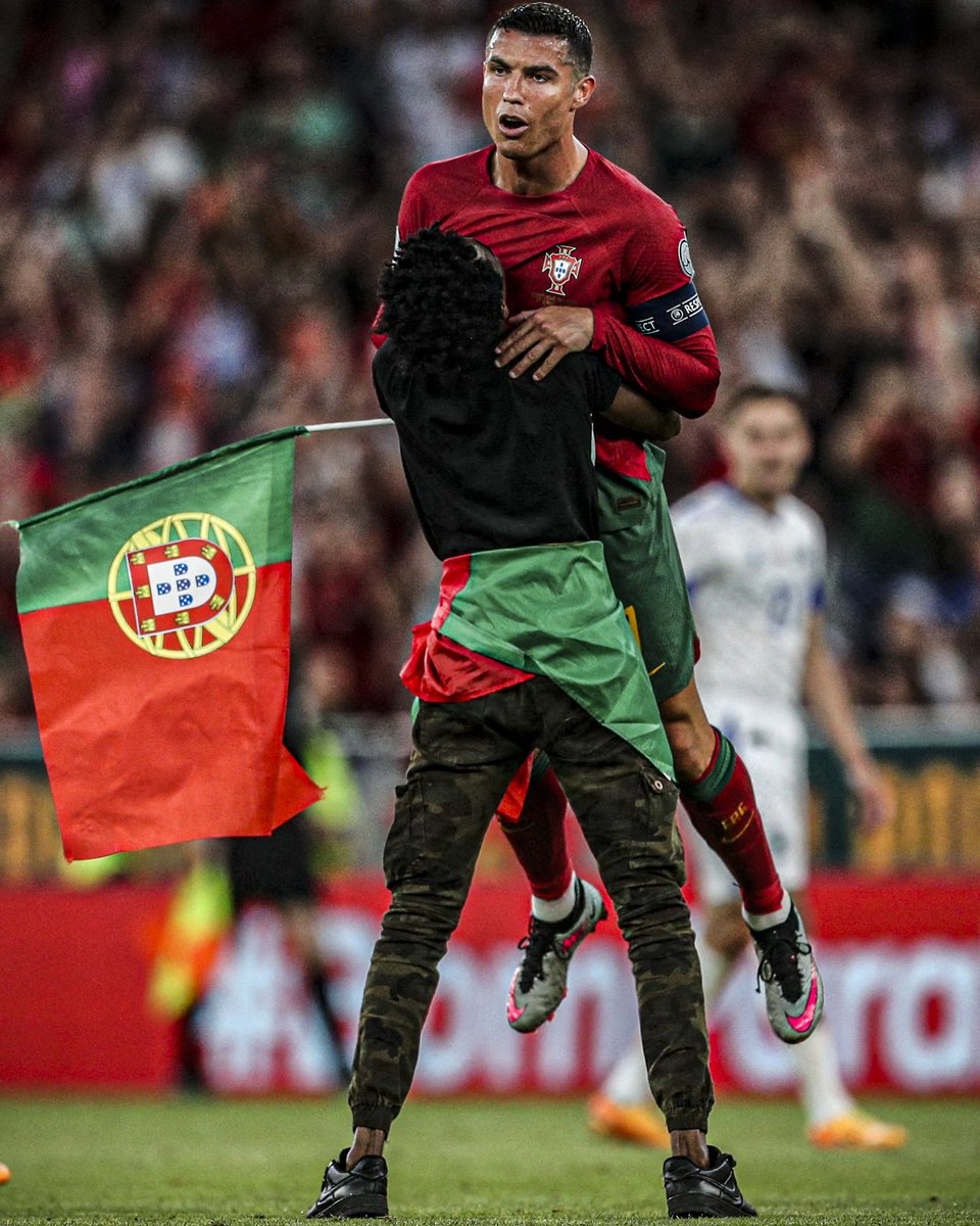 A pitch invader lifted Cristiano Ronaldo 😳