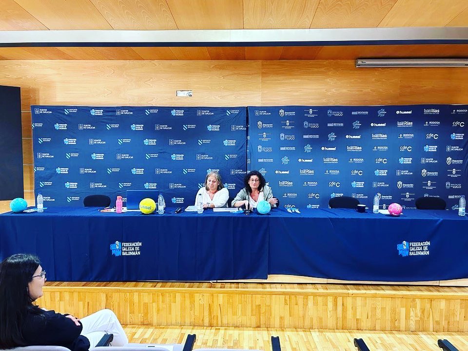 fgabalonman's tweet photo. Hoxe tivo lugar a Asemblea Ordinaria da FGBm, onde ademais de marcar os principais pilares da tempada 2023-24, houbo un momento moi emotivo, no que Mariluz Sanromán e Marisa Sueiro, dúas institucións do Balonmán Galego, pecharon a xornada dirixíndose a todos e todas as presentes. https://t.co/ALcOOQ1Lpd