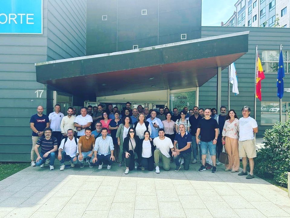 fgabalonman's tweet photo. Hoxe tivo lugar a Asemblea Ordinaria da FGBm, onde ademais de marcar os principais pilares da tempada 2023-24, houbo un momento moi emotivo, no que Mariluz Sanromán e Marisa Sueiro, dúas institucións do Balonmán Galego, pecharon a xornada dirixíndose a todos e todas as presentes. https://t.co/ALcOOQ1Lpd