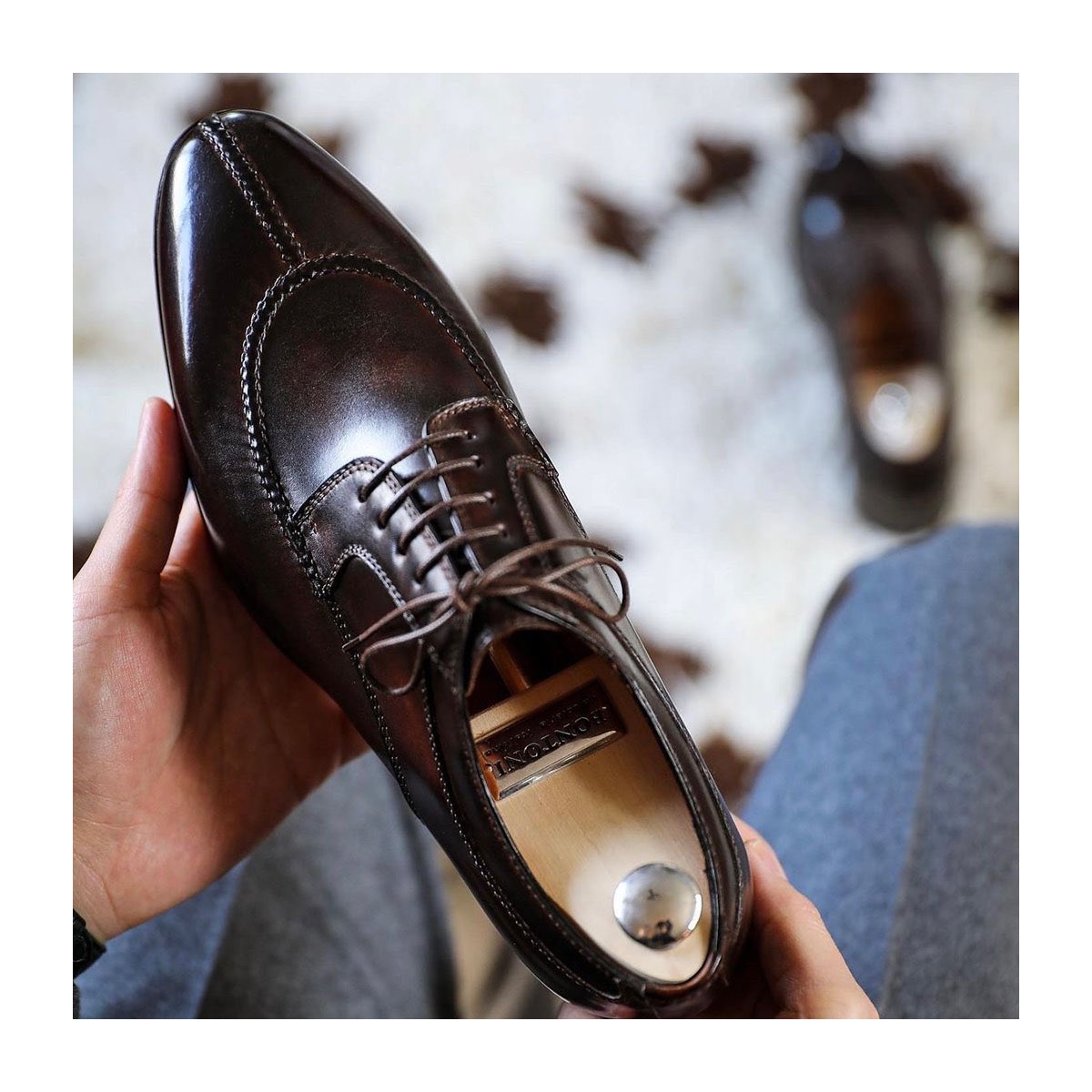 Bontoni ‘Magnifico’ Split Toe Derby With Hand-Sewn Apron Details.

______________________
#Bontoni #Inspiration #Derby #Shoes #Pitti #PittiUomo #Milano #Style #MenWithStyle #MenWithClass #Sartorial #sartorialist #HandcraftedShoes #Shoemaking