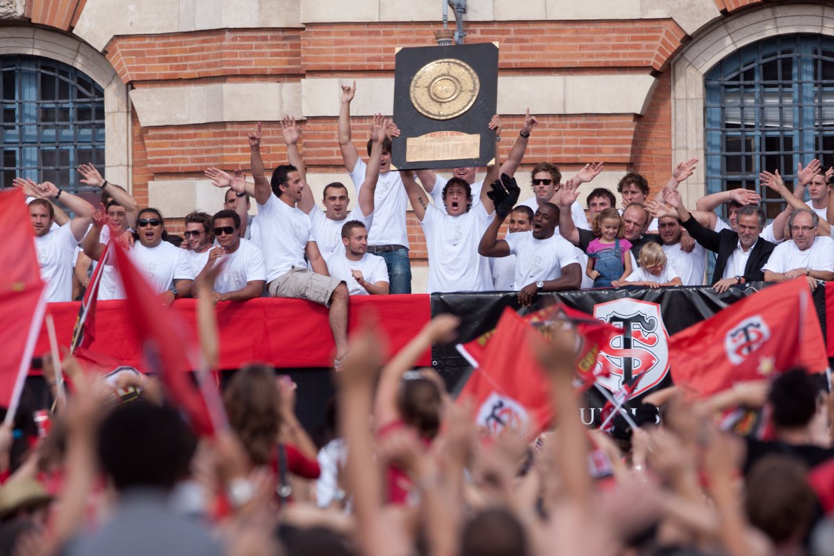 Rendez-vous demain dimanche 18 juin à 17H place du Capitole pour le retour des joueurs du <a href="/StadeToulousain/">Stade Toulousain</a> avec le bouclier de Brennus.
🔗 bit.ly/3PAyda3
(Saurez-vous retrouver l'année de cette photo ? 👀)