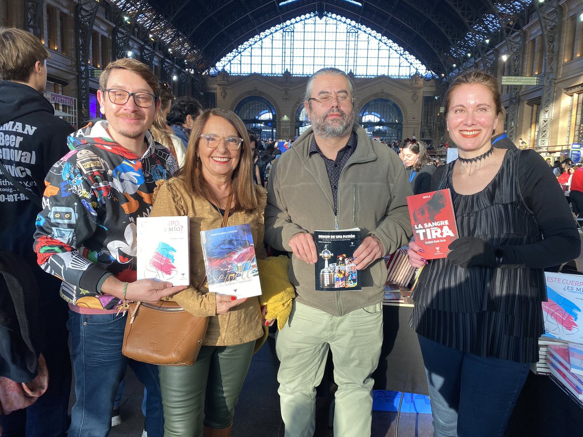 ForjaEd's tweet photo. Compartiendo con nuestros escritores @MR_Felipin , María Eugenia Lorenzini, @rguid_libros @librosclaureadi en @lafuriadellibro ☀️📚
Te esperamos hasta las 19:30 hrs. en la @estacionmapocho https://t.co/45z0X2q4jH