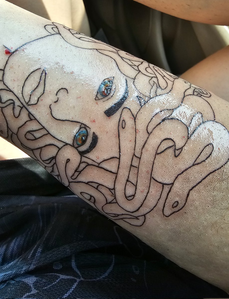 EmiliaPuffs's tweet photo. Got that fresh ink today. Got another session on her then more on my Zelda half sleeve. https://t.co/w0BAGWIRC9