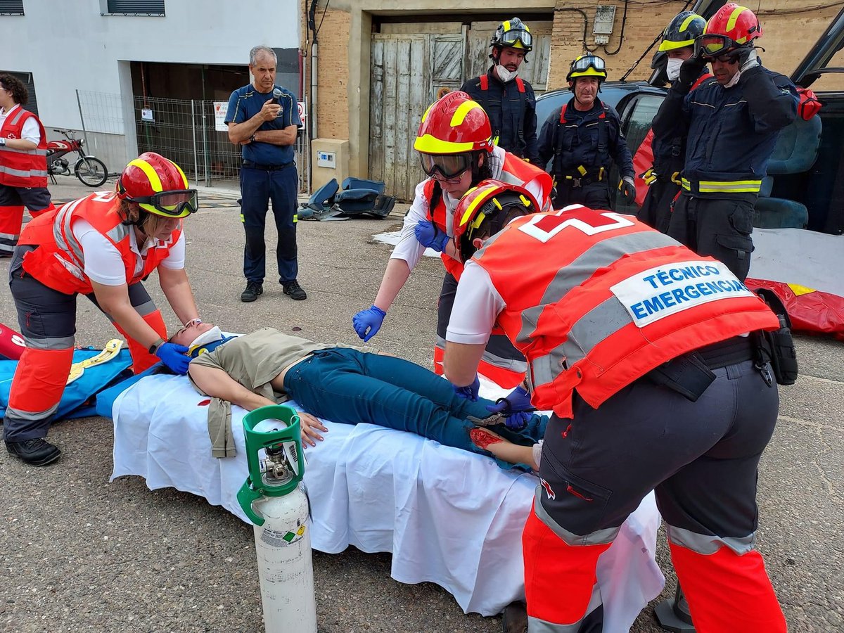 cruzrojava's tweet photo. [#Simulacro] 🚑🚒🚙🚨
Hoy hemos realizado en #MedinaDeRioseco un simulacro de accidente entre  🏍 y 🚗 junto a @BomberosDip_VLL y Policía Local.
¡Un gran trabajo en equipo! 💪👏🤝
Gracias también al @AytoRioseco, @monacorioseco, carpintería Vicente Arribas y📷de Anselmo Sánchez. https://t.co/gBfCEpHsRp