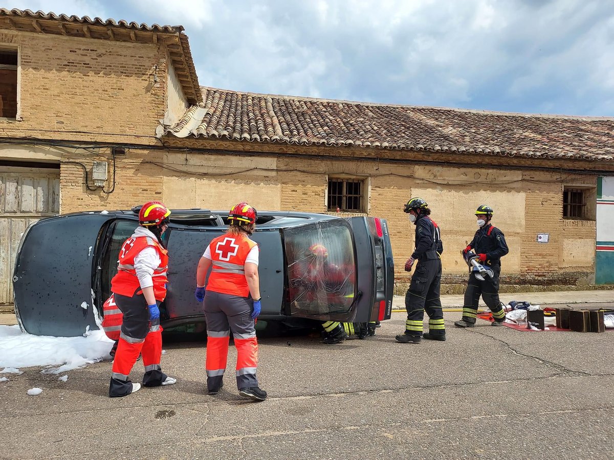 cruzrojava's tweet photo. [#Simulacro] 🚑🚒🚙🚨
Hoy hemos realizado en #MedinaDeRioseco un simulacro de accidente entre  🏍 y 🚗 junto a @BomberosDip_VLL y Policía Local.
¡Un gran trabajo en equipo! 💪👏🤝
Gracias también al @AytoRioseco, @monacorioseco, carpintería Vicente Arribas y📷de Anselmo Sánchez. https://t.co/gBfCEpHsRp