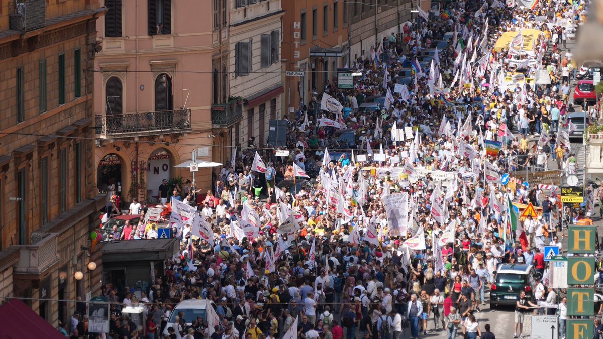 GiuseppeConteIT's tweet photo. Ventimila persone sfilano a Roma con il @Mov5Stelle per gridare #BastaVitePrecarie. Ventimila protagonisti, ventimila cittadini provenienti da ogni angolo di Italia che hanno ascoltato la voce di chi non arriva a fine mese, di chi vive di precarietà nella totale indifferenza del Governo. 

Eppure, non si è voluto dare credito a questa straordinaria mobilitazione, a questa gente che ha portato in piazza la prima, vera manifestazione contro il Governo Meloni. 

I media mainstream hanno provato a ignorare la piazza di Roma - strumentalizzando una frase del discorso tenuto da Beppe Grillo sul palco di chiusura. Una frase estrapolata dal suo contesto e criminalizzata perché, accarezzando il gusto del paradosso, incitava i presenti a indossare il “passamontagna” per compiere non già azioni violente, bensì pacifiche e utili per la propria comunità. E così un omaggio al lavoro socialmente utile di tanti cittadini attivi, che si prendono cura in prima persona del proprio quartiere, del verde pubblico che hanno sotto casa, delle strade che attraversano ogni giorno - sostituendosi troppo spesso ad uno Stato troppo assente - ha originato un ridicolo coro di indignazione. Ovviamente in questo coro si distinguono anche gli esponenti della falsa opposizione.

Ma cosa pensano, di intimorirci con questi comunicati allarmati? O forse mirano a coprire con questi giochetti il grido che si è levato oggi dalla piazza romana? Non ci riusciranno. Come diceva Fabrizio De André, “voi non avete fermato il vento, gli avete fatto perdere tempo”.