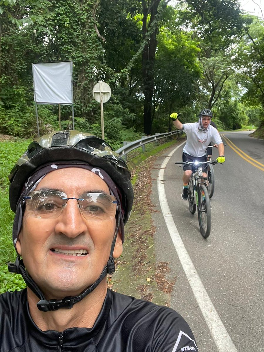 BarrazaHeras's tweet photo. Ruta sabatina con el #TeamMTB con @pinpao #PalmitasViaMinca 🚴💪🏻😎 https://t.co/KfKV005psX