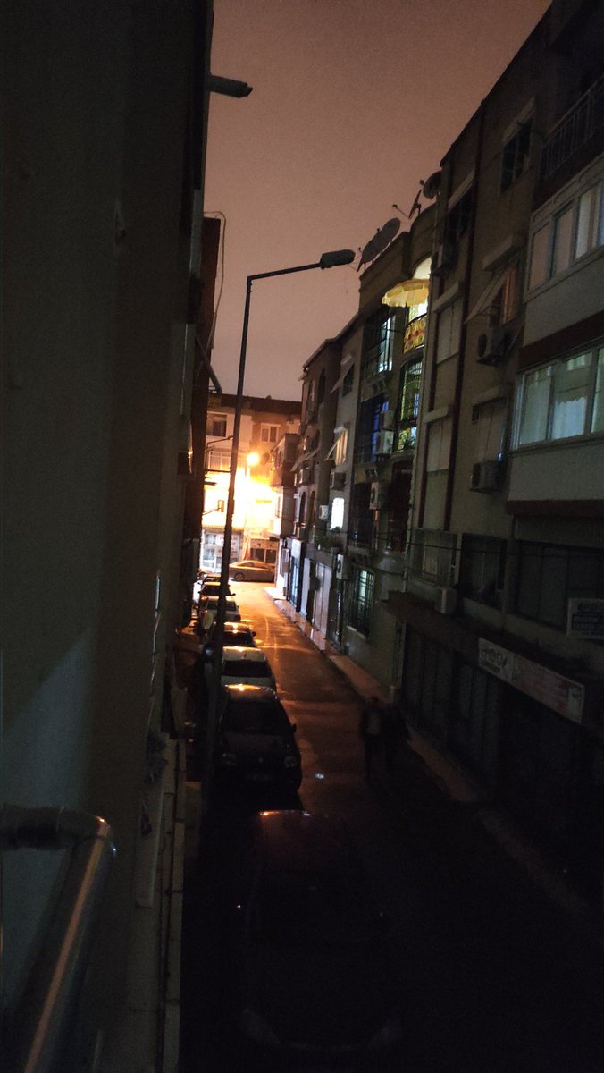 Bir aydır sokak aydınlatmaları bozuk. Yaklaşık 10 defa çağrı merkezine arıza kaydı bıraktık. Hepsinde geldik sorunu çözdük şeklinde mesaj aldım. Ama hiçbirinde sorun çözülmedi. Ben elektrik faturamı 10 gün ödemesem elektriğimi kesmeye gelirsiniz. !!!!!! @GDZEDAS <a href="/izmirbld/">İzmir Büyükşehir Belediyesi</a>