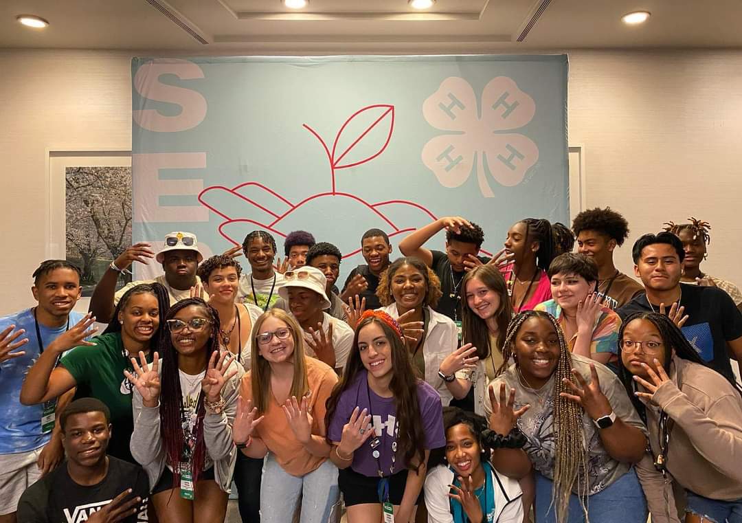 sc4hplp's tweet photo. This week’s #SpotlightSaturday goes to our 4-H Pinckney Leadership Alumni who are currently serving as interns in Washington, D.C.!
Way to lead the way Alex and Bri!
#4HPinckneyLeadership #ThisIs4H #CivicEngagement #SC4H https://t.co/QEJ3C7GrmC