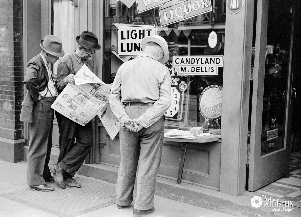 Steelworkers reading the newspaper.
Aliquippa, Pennsylvania. 1938
Photograph by Arthur Rothstein
The US Farm Security Administration Photo Unit offered its photographs, at no cost, to the media organizations of the day: publishers of newspapers, magazines, and books, (See ALT)