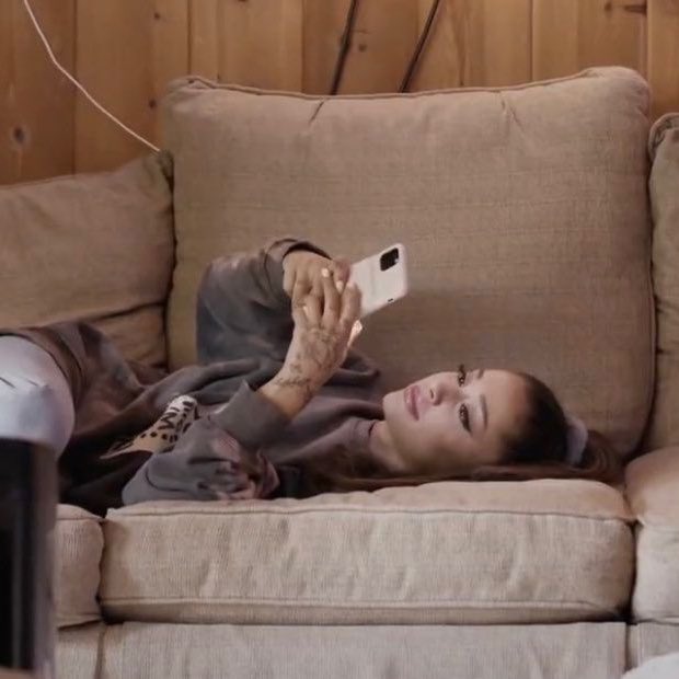 arianagrandebr's tweet photo. Através de um studio footage, é possível ver que Ariana Grande escreveu a bridge de “pov” SOZINHA! https://t.co/LiJKLhv2er