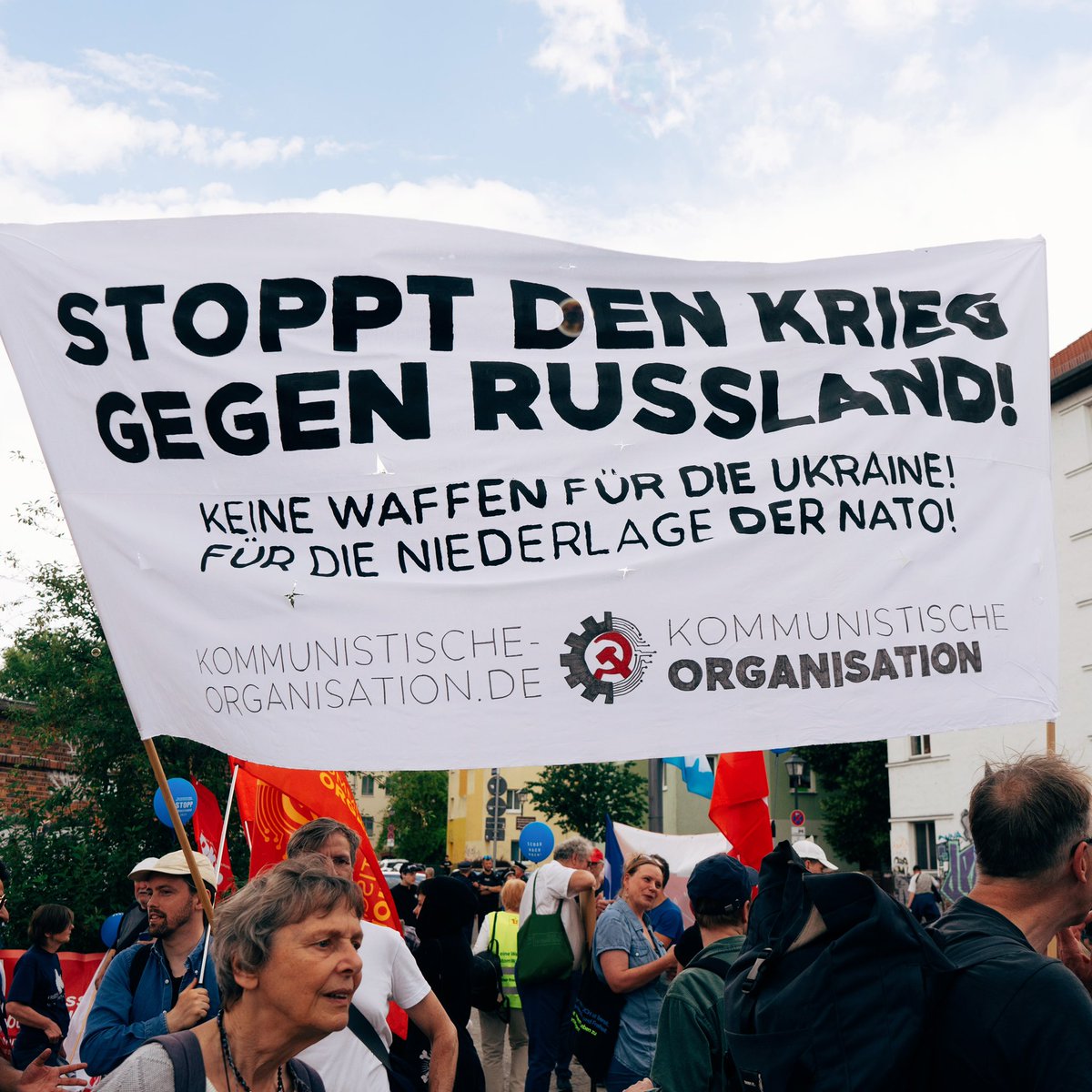 Zum #TagderBundeswehr in #Brandenburg an der Havel gab es Gegenprotest der #FriKo: Linke und Rechte #Querfront beklagten Waffenlieferungen an „Nazis“ in der Ukraine, warnten vor einen angebl.  „Krieg gegen Russland“ oder zeigten die Flagge der sog. „Volksrepublik Donezk“. #bb1706
