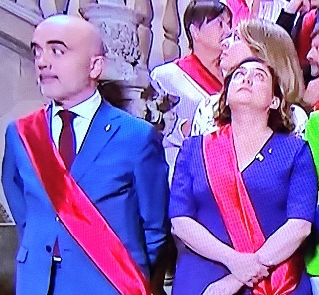 Entre “crónicas de un pueblo” i “aquí no hay quien viva”, o “la escopeta nacional”

(<a href="/AdaColau/">Ada Colau 💜🌈🔻</a> buscant la gavina que se li ha cagat a sobre)