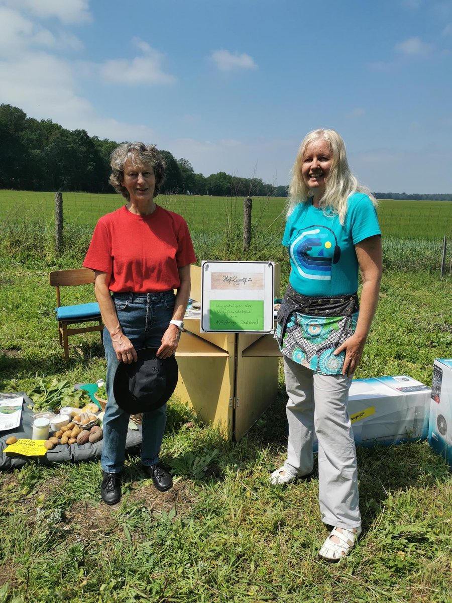 Auch die Lehrter Stadtverwaltung, hier die Leiterin des Bereichs Fachdienstes Grünplanung und Umwelt, Frau Engelhardt (links), besuchte die Feier zum 100jährigen Bestehen des Vereins der #Naturfreunde #Lehrte. Hier ist sie am Stand von #HofZwoelfLehrte.