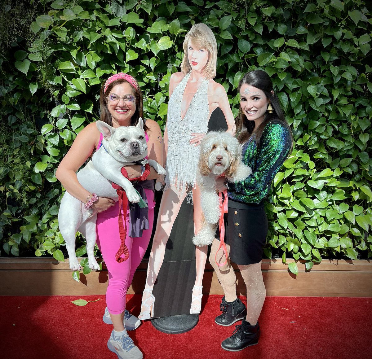mfiuzat's tweet photo. Look who we ran into in #swiftburgh !! @vbluml @taylorswift13 #13 #erastour https://t.co/UjavVdA9Ex