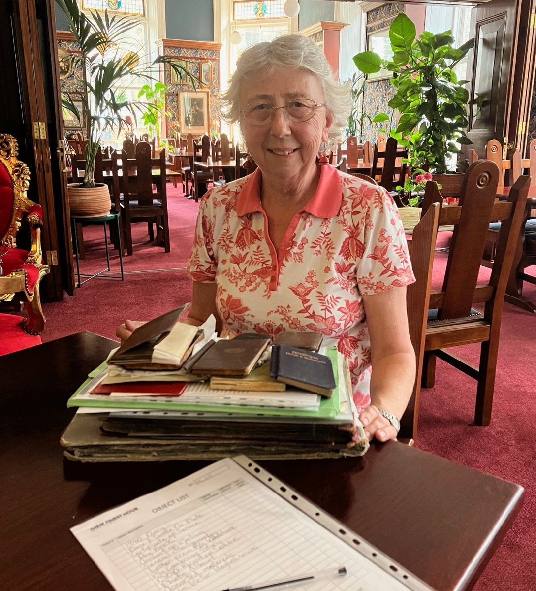 This is Dorothy Orr, who today came to our @thelinenhall event with a treasure trove! 

Her father, an RAMC medical orderly, treated Monty in Palestine in 1939, and befriended P.G. Wodehouse while serving in France in 1940!

Her mother, a nurse in Scotland, met General de Gaulle!