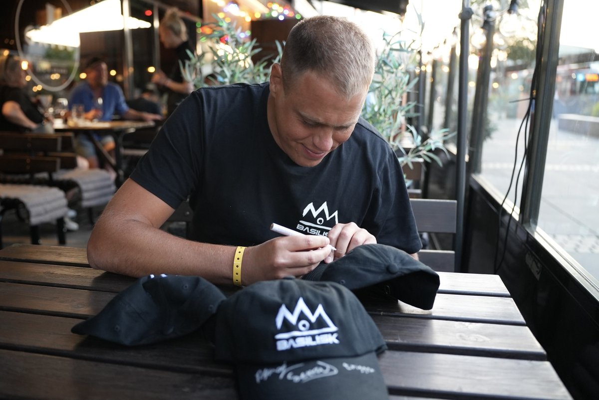 BASILISK_gg's tweet image. Signing session with @RotterdaM08.