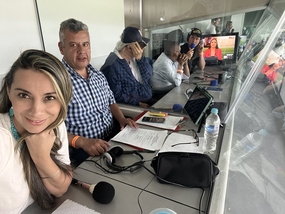 banderazotv's tweet photo. AIREEEEEE!!!! Desde El Campín nos pueden oír por 📻107.9FM la emisora @MinutodeDiosFM en internet https://t.co/sDC4TDqUFb https://t.co/kAFz7uMdB6