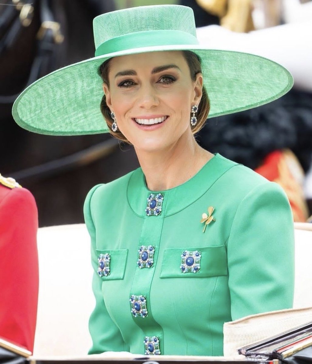 AleBaldi's tweet image. Hoje ela deu uma surra de beleza e elegância.👏👏 💚
#TroopingtheColour #KateMiddleton #PrincessofWales