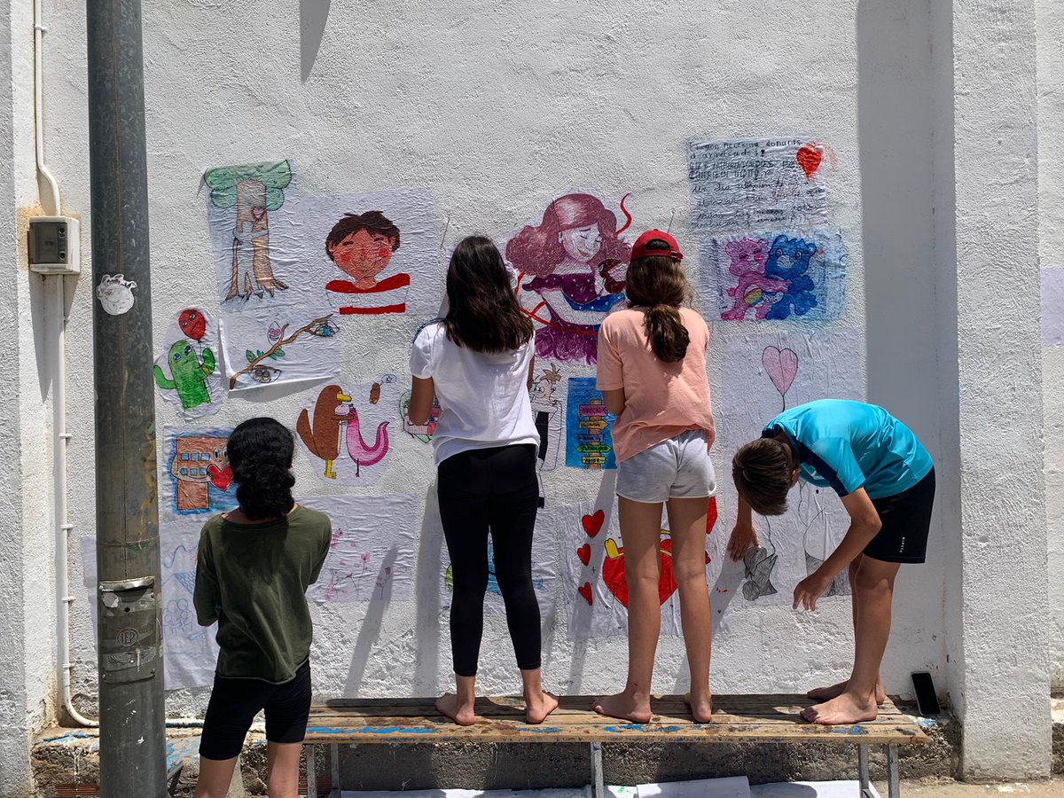 escolaelsagrer's tweet photo. Inaugurem un mural viu a l'escola. Sota la premisa "Abraçades", els alumnes de 1r a 5è han realitzat diferents propostes artístiques. Els nens i nenes de 6è l'han portat a terme com a finalització del seu projecte: "art urba". https://t.co/OSxISyUFt7