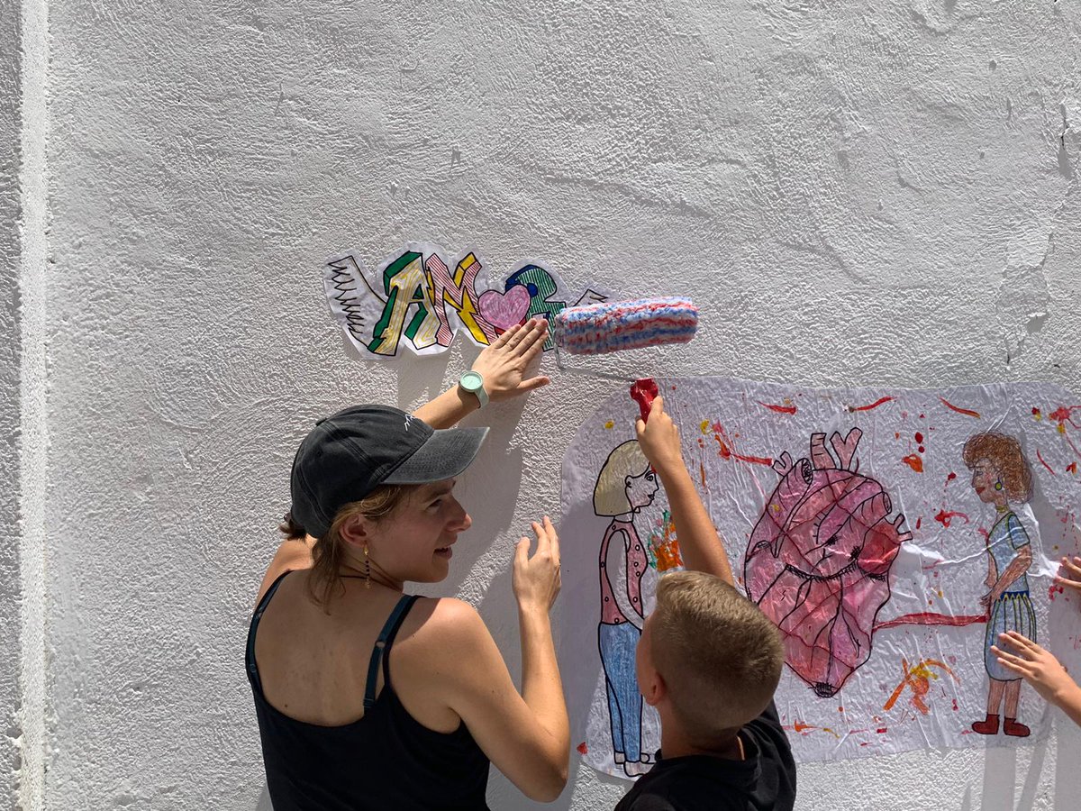 Inaugurem un mural viu a l'escola. Sota la premisa "Abraçades", els alumnes de 1r a 5è han realitzat diferents propostes artístiques. Els nens i nenes de 6è l'han portat a terme com a finalització del seu projecte: "art urba".