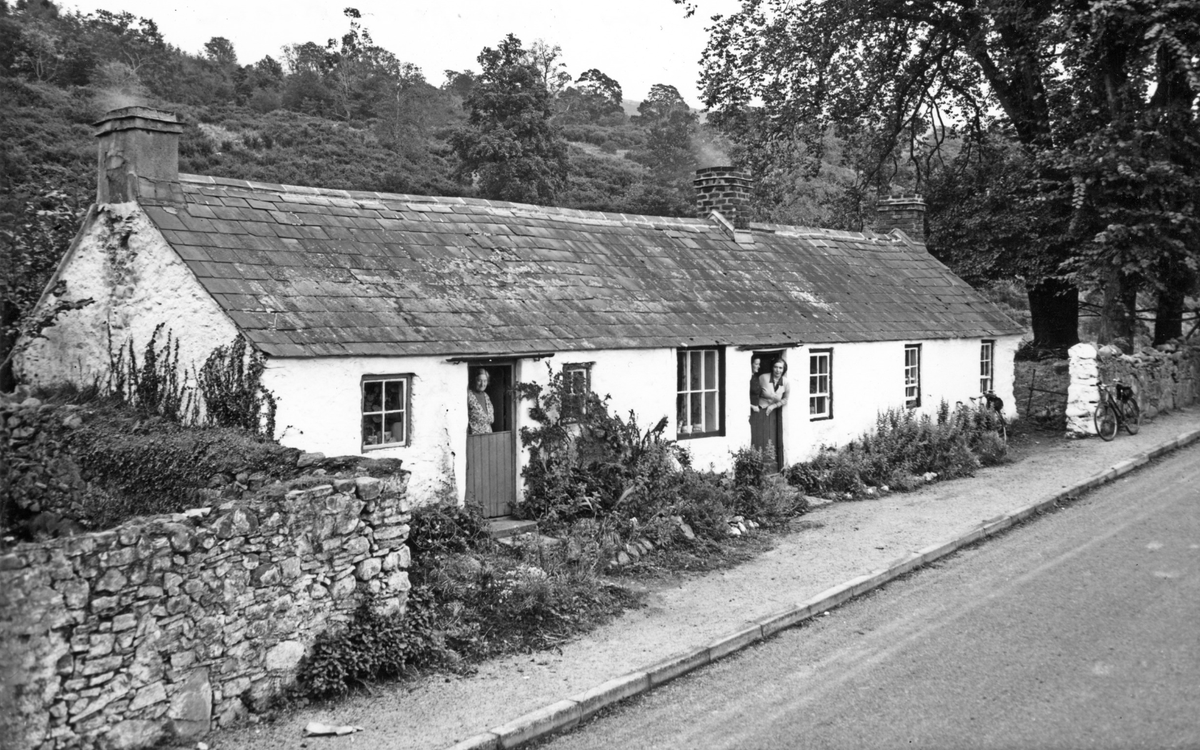 Cottages.  Greenpark Road, Rostrevor, Co Down.  1958.
(National Museums Northern Ireland)
facebook.com/profile.php?id…