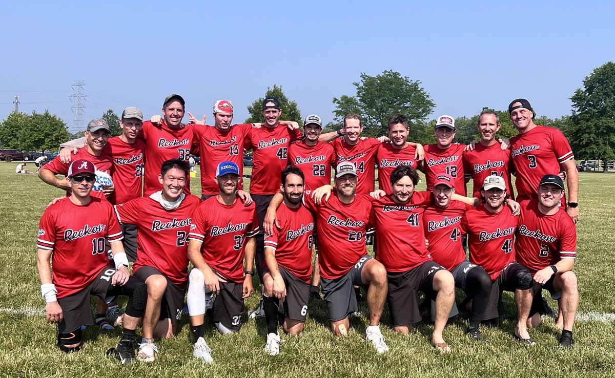We lose 15-9 to <a href="/Gravemaker_ulti/">Gravemaker Ultimate</a>, then beat Peter &amp; Friends 15-6 in the quarters. Done for the day. We play <a href="/JunkyarD_GMUlt/">JunkyarD</a> tomorrow morning in the semis. 3 bids to <a href="/USAUltimate/">USA Ultimate</a> #USAUMastersNats on the line. #MastersNats play.usaultimate.org/events/2023-US…