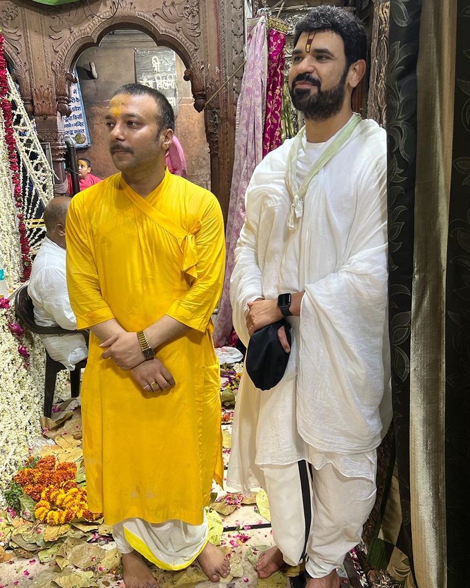 gauravkrishnag's tweet photo. शरण रख लेना बाँकेबिहारी!
श्री बिहारी जी की कृपा से आज श्री बिहारीजी की सेवा का सुख प्राप्त हुआ।

SR! https://t.co/Xu2SOvgkjS