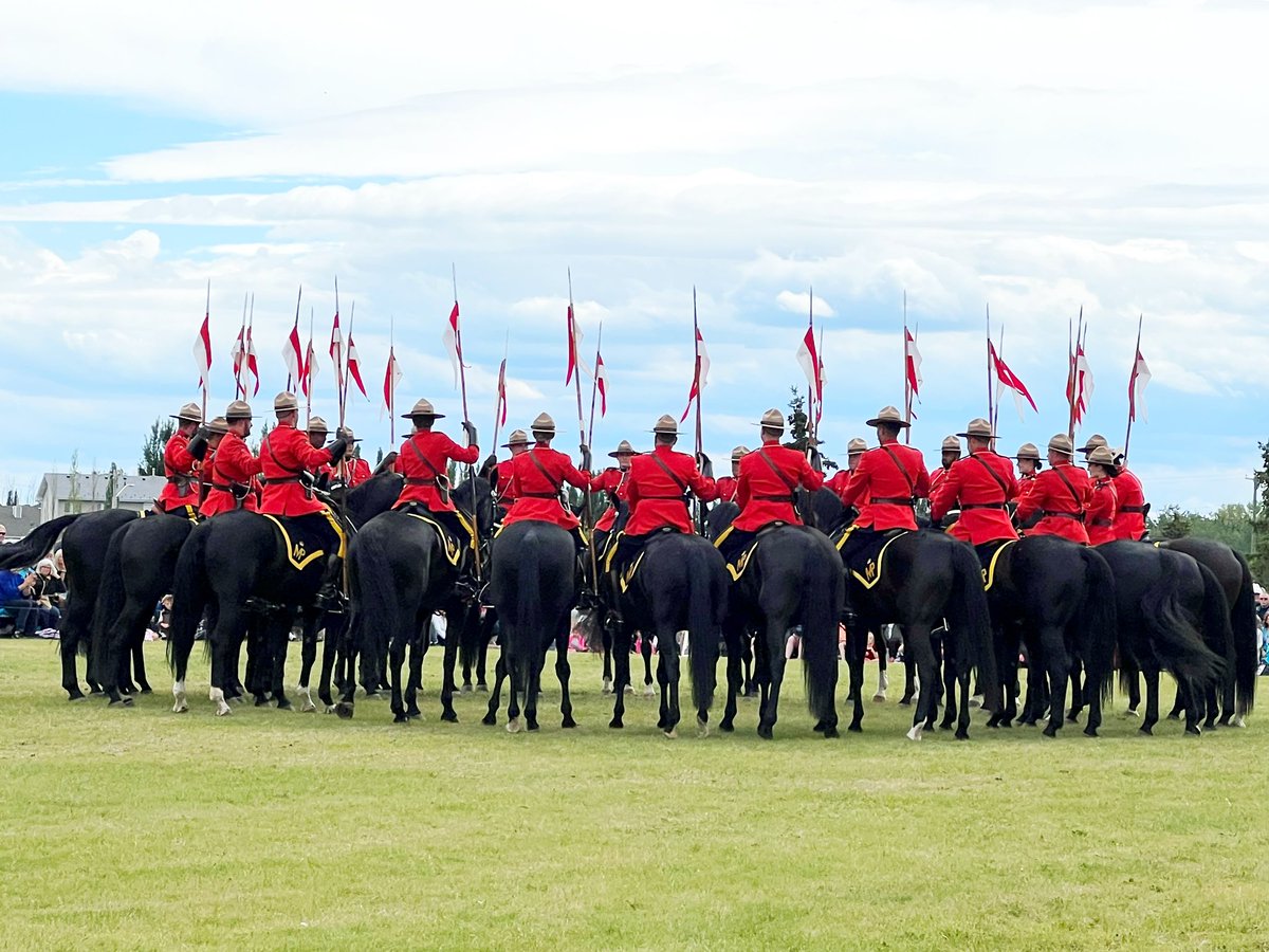 LOVED seeing the RCMP Musical Ride today in Ardrossan! 
♥️🐎🧲🐎♥️
Congratulations to the @rcmpgrcpolice on their 150th Anniversary! 
#Ardrossan #StrathconaCounty #RCMPMusicalRide #150thAnniversary