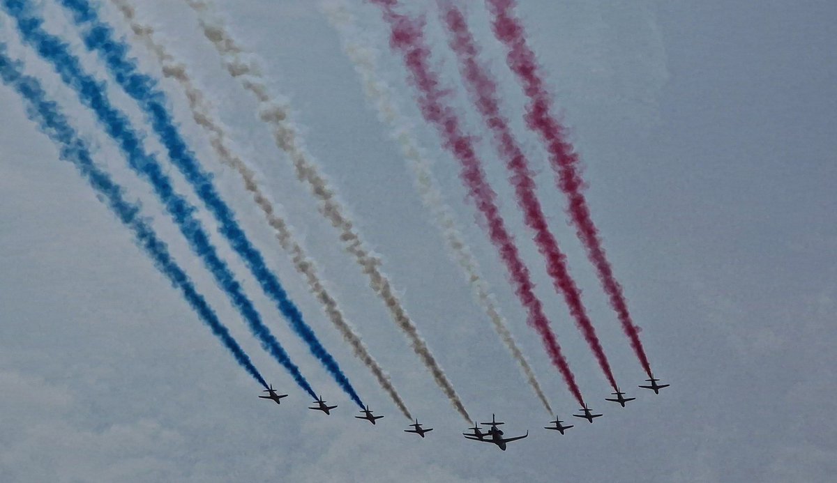 #POTD2023 Day 168 Ever spectacular. The @rafredarrows finishing the fly past for the Trooping of the Colour in London today. #potd #picoftheday #pictureoftheday #mylifeinpictures #samsung #s22ultra #london #sightseeing #redarrows #troopingthecolour