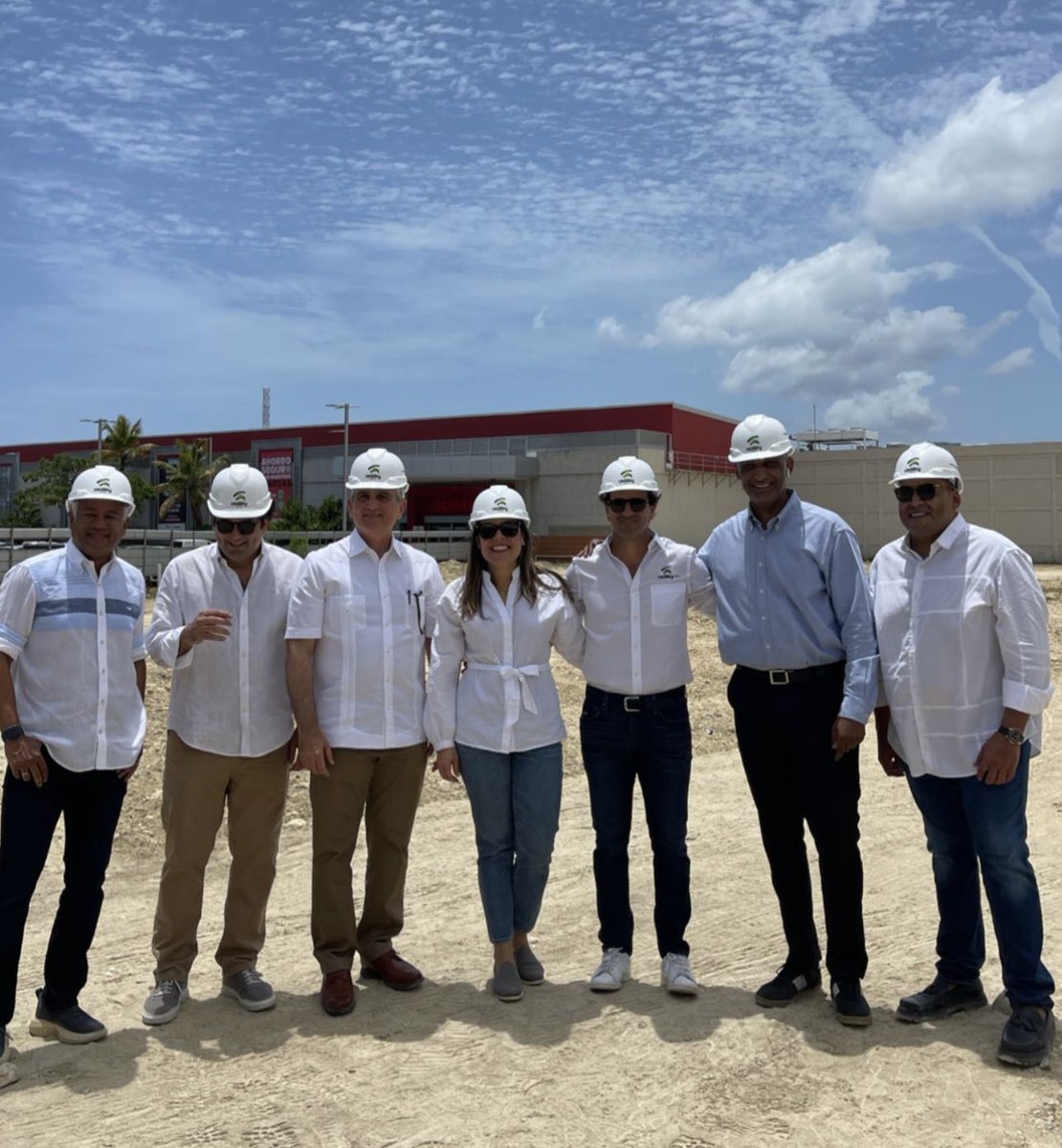 TENDREMOS NUEVO MALL!!! 🥰🙌🏻 

Se inician los trabajos de construcción de Cedáky Mall. 

Los visitantes disfrutarán de más de 6,000 metros cuadrados de área comercial, más de 50 locales, food court, restaurantes y área de servicios para el disfrute de toda la familia.