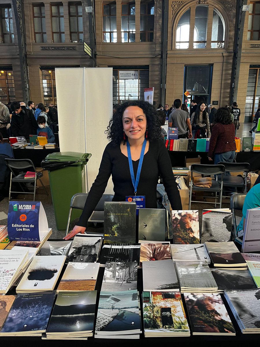 komorebiedicion's tweet photo. 4to día de @lafuriadellibro🔥
Pasen a visitarnos a los stands 37 y 38 de las Editoriales de Los Ríos.
Tenemos todos nuestros títulos con descuento.
No te quedes sin tu ejemplar 💥
#lafuriadellibro #díadellibro #estaciónmapocho #librosrecomendados #leer #komorebiediciones https://t.co/4RUPFUjKHq