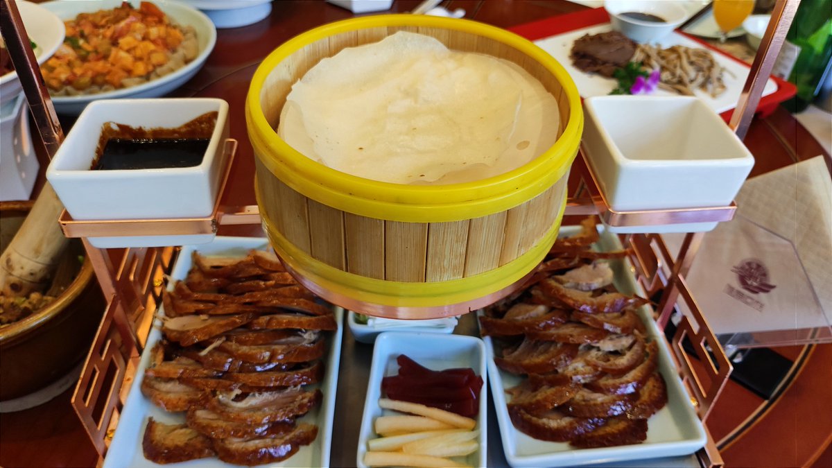 beijingboyce's tweet photo. Beijing duck from just outside Beijing: just across the city border in Huailai County.
Ten dishes or so in total, including liu ruo 驴肉 aka donkey meat.
Part of a wine-related trip to Huailai...
#beijingduck #huailai #chinesewine https://t.co/rQMEqyJDV1