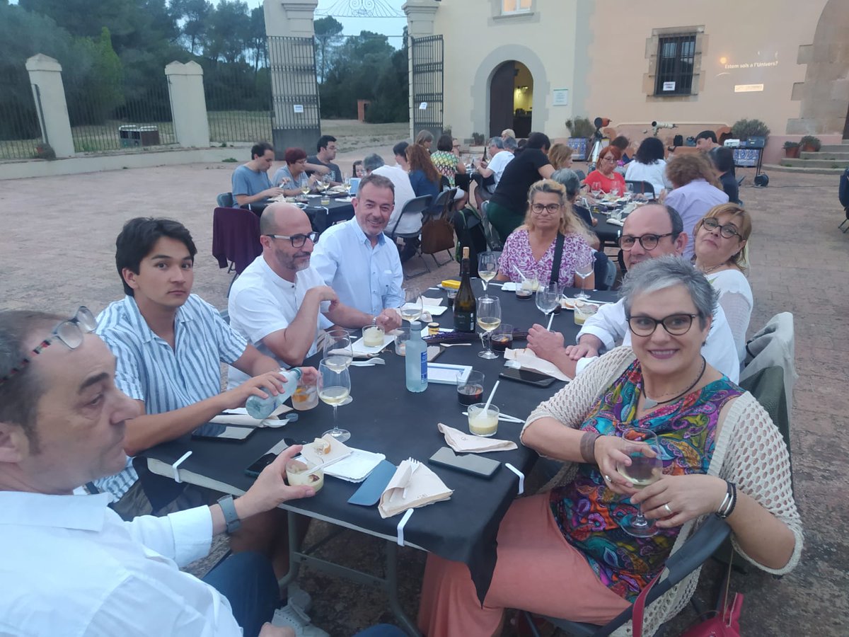 Un any més, a la Nit dels estels que ens organitza <a href="/laconstancia_fa/">La Constància Factoria Cultural</a> a Can  Coll. No hem vist estels, però hem sopat genial gràcies a <a href="/eltastetcat/">El Tastet.cat</a> i hem gaudit d'una conferència apassionant per aclarir si hi ha vida a l'espai.