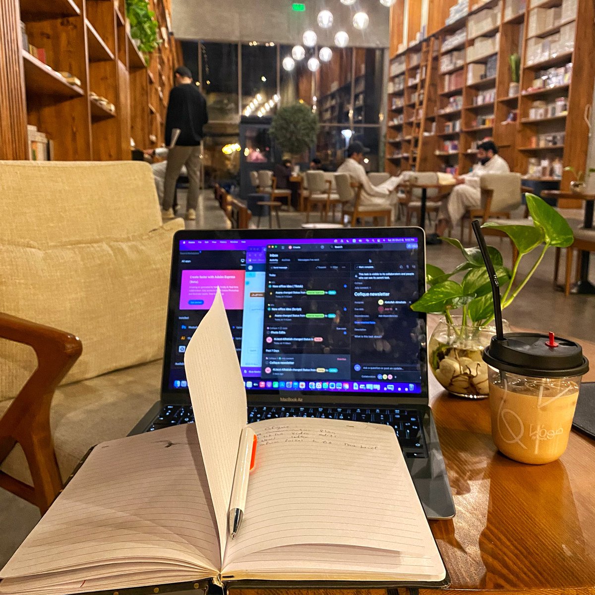 ShougAlemam's tweet photo. اليوم أكتشفت مكتبة صوفيا، 
المكان رااايق بشكل ويخليك غصب ودك تقوم تقرأ وتتصفح الكتب، والاحلى انه في بيانو وعاد من حظي شخص من الموجودين فجأة قام وعزف وصار المكان خيال🫶🏻✨ https://t.co/Gt4Axy9ZY0