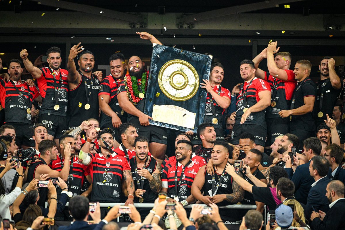 FranceRugby's tweet photo. 🏆 𝐂𝐇𝐀𝐌𝐏𝐈𝐎𝐍𝐒 !

Au bout d’une finale exceptionnelle, le @StadeToulousain est champion de France 🔴⚫️

👏 Bravo au @staderochelais pour cette finale magnifique !

#FinaleTop14 @top14rugby https://t.co/UmED5TvavV
